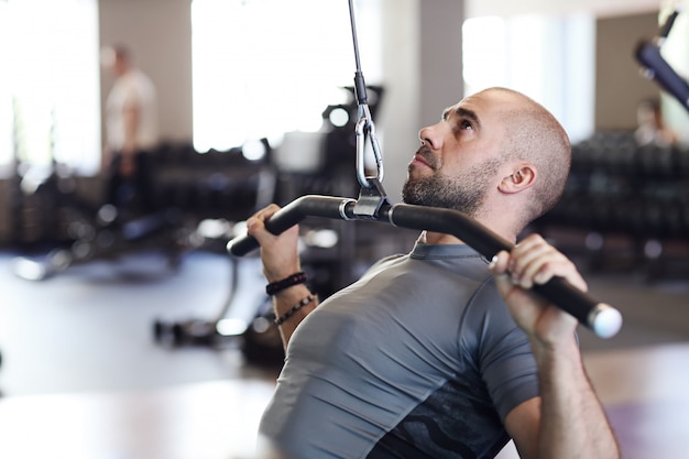 hombre trabajando en el gimnasio