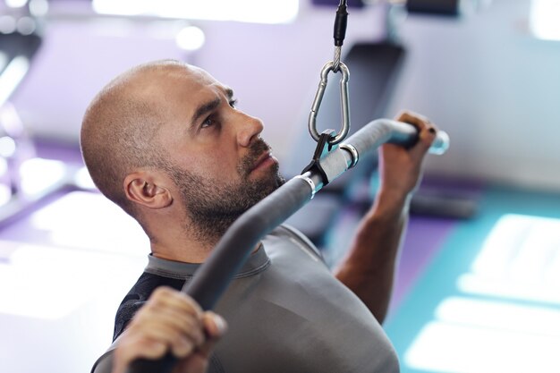 hombre trabajando en el gimnasio