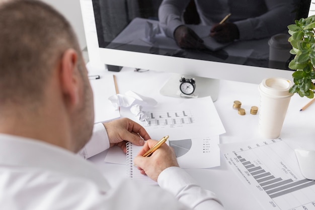 Hombre trabajando en gráficos de negocios