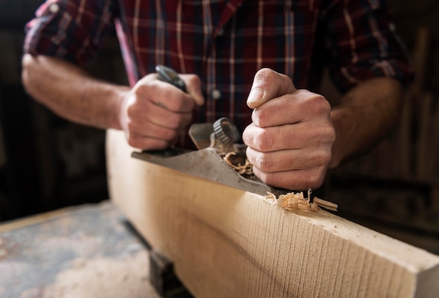 Foto gratuita hombre trabajando con madera en el taller