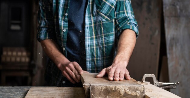 Hombre trabajando con madera en el taller