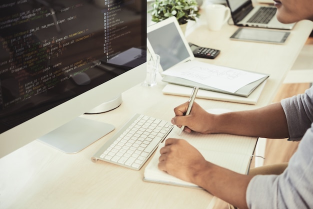 Foto gratuita hombre trabajando en la mesa