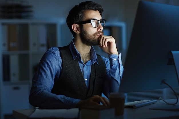 Hombre trabajando de noche