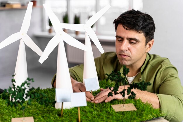 Hombre trabajando en un proyecto de energía eólica ecológica con turbinas eólicas