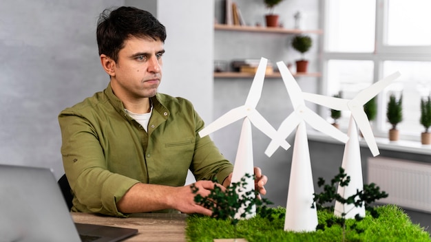 Hombre trabajando en un proyecto de energía eólica ecológica