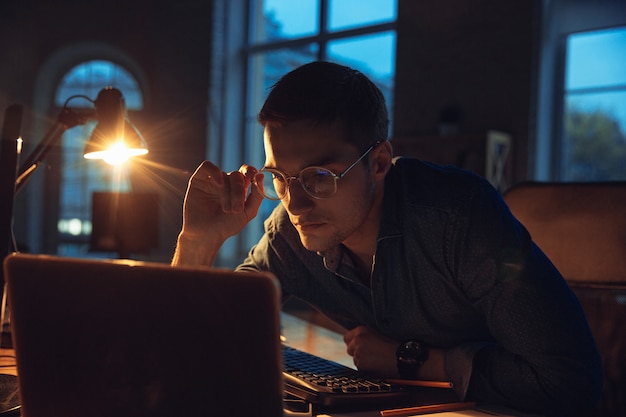 Hombre trabajando solo en la oficina