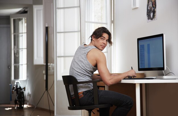 Hombre trabajando en su apartamento mirando hacia atrás