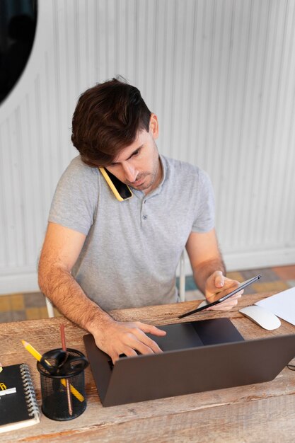 Hombre trabajando en su computadora portátil en casa