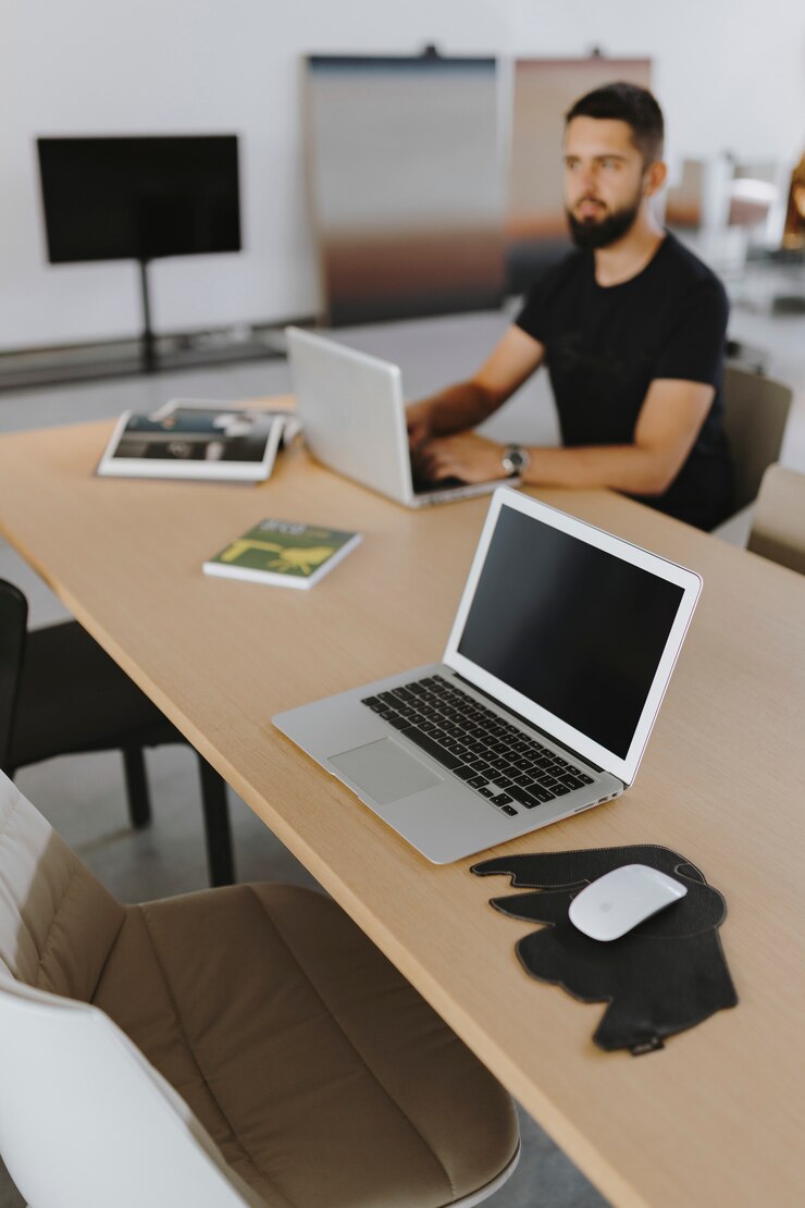 Foto gratuito hombre trabajando en su computadora portátil