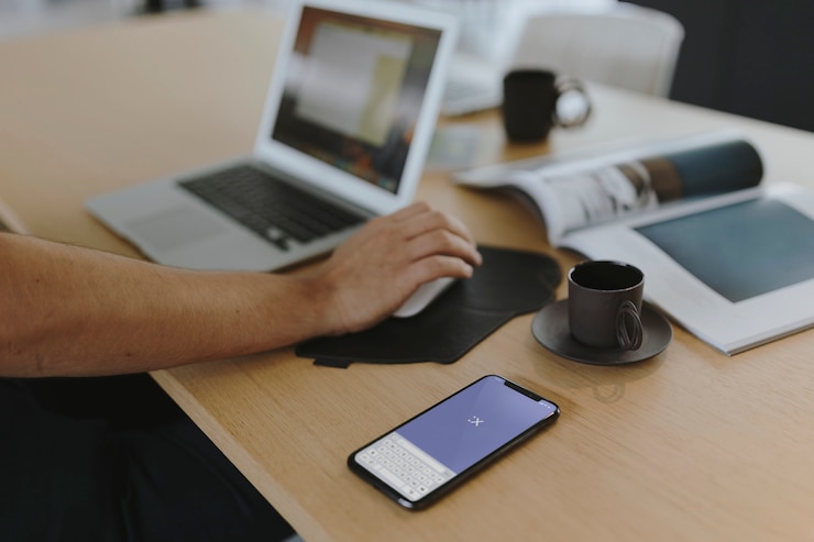 Foto gratuito hombre trabajando en su computadora portátil