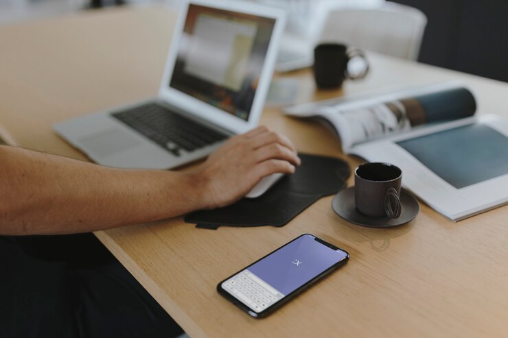 Foto gratuito hombre trabajando en su computadora portátil