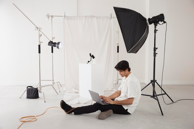 Foto gratuita hombre trabajando en su estudio de fotografía