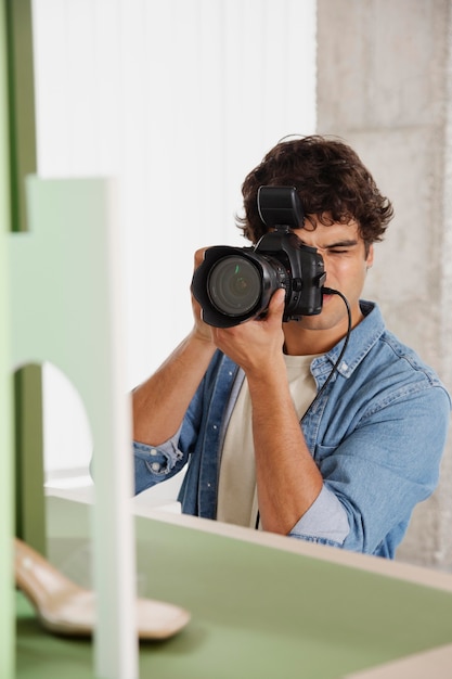 Foto gratuita hombre trabajando en su estudio de fotografía