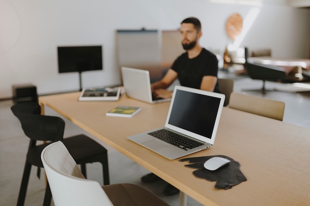 Foto gratuita hombre trabajando en su laptop