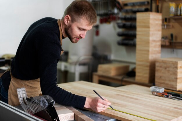 Hombre trabajando en un taller de grabado en madera