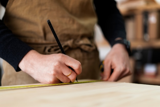 Foto gratuita hombre trabajando en un taller de grabado en madera