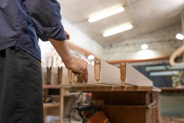 Hombre trabajando en un taller de madera