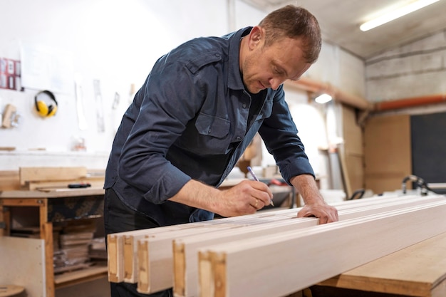 Hombre trabajando en un taller de madera