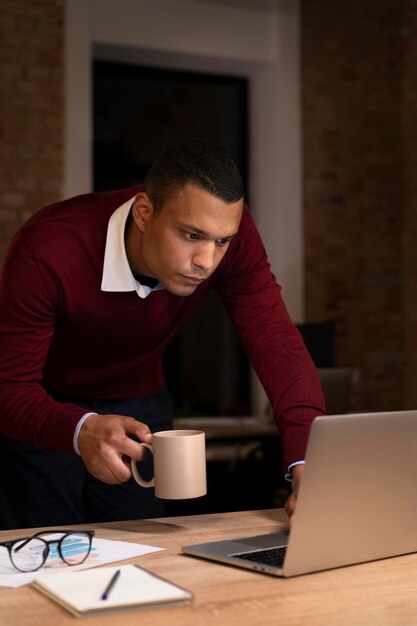 Hombre trabajando hasta tarde para un proyecto