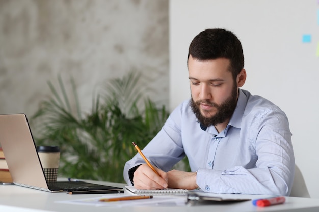 Foto gratuita hombre trabajando