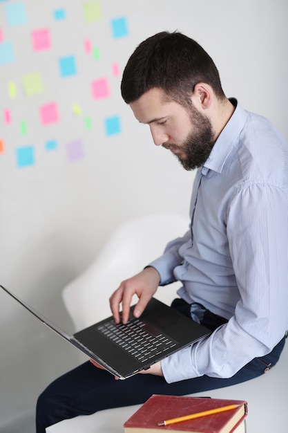 Foto gratuita hombre trabajando