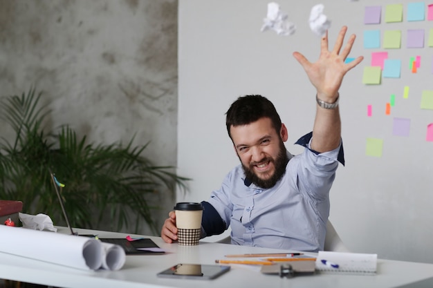 Foto gratuita hombre trabajando