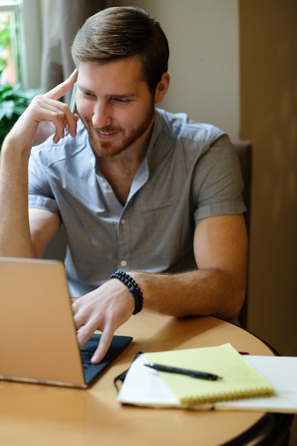 Foto gratuita hombre trabajando