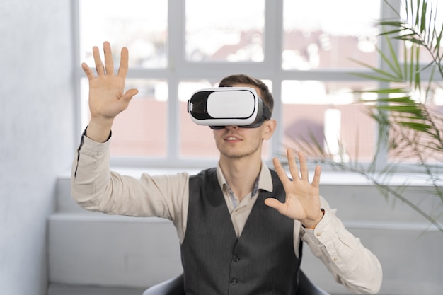 Foto gratuita hombre en el trabajo con gafas vr