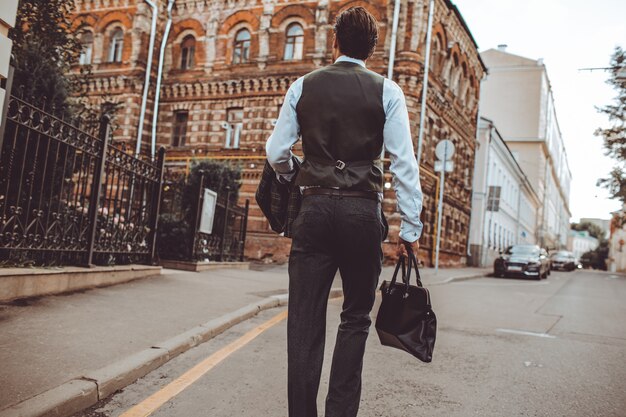 el hombre del traje camina