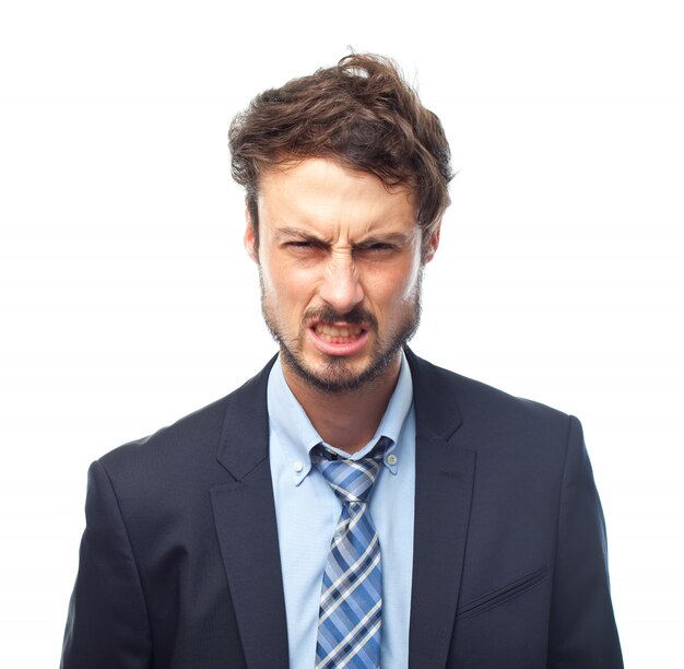 Hombre con traje con cara de enfado