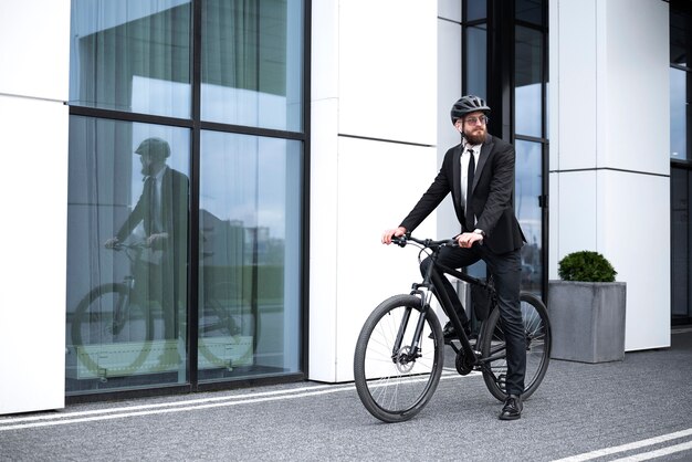 Hombre en traje de ciclismo al trabajo vista lateral