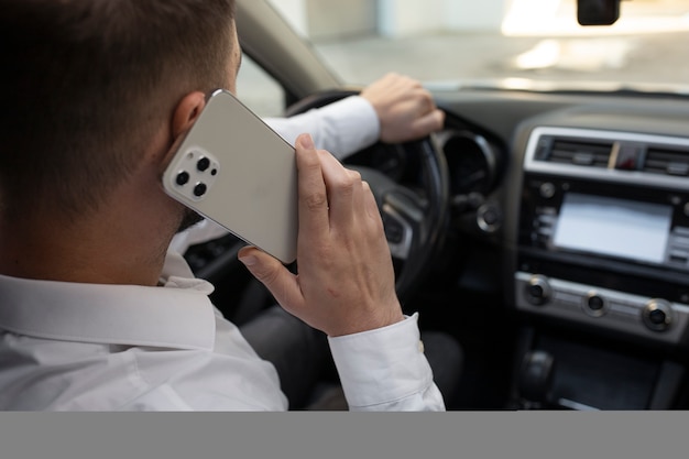 Hombre en traje elegante conduciendo un taxi