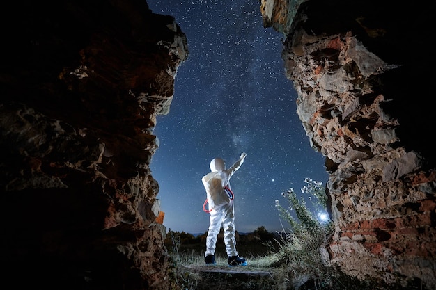 Foto gratuita hombre en traje espacial blanco especial explorando estrellas