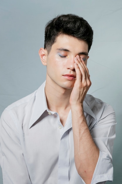 Hombre en traje frotándose los ojos