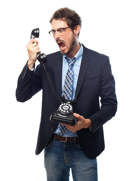 Hombre con traje y gafas de ver gritando a un teléfono