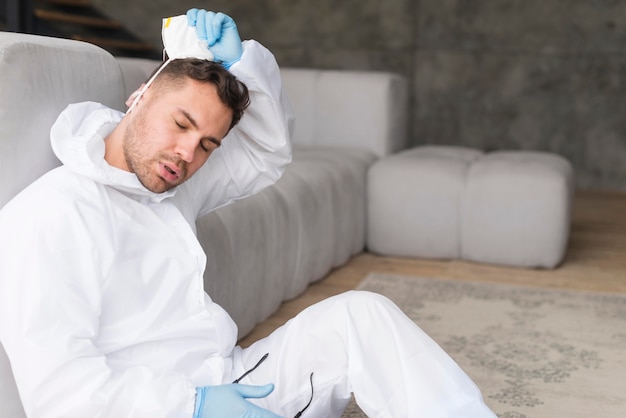 Foto gratuita hombre con traje y guantes de materiales peligrosos