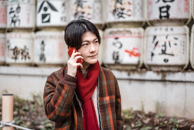 Foto gratuita hombre en traje de invierno hablando por teléfono al aire libre