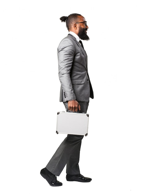 Foto gratuita hombre con traje y una maleta