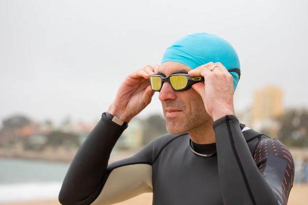 Foto gratuita hombre en traje de neopreno con gafas