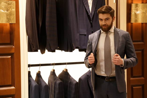 Hombre en traje posando tienda