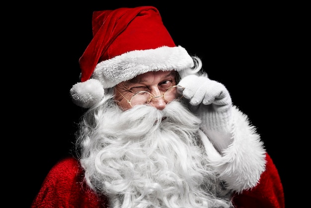 Foto gratuita hombre en traje de santa claus guiñando un ojo