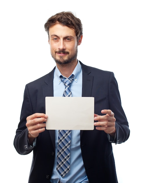 Hombre con traje sujetando un papel blanco