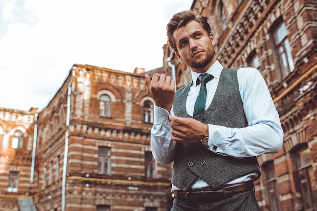 Foto gratuita el hombre del traje