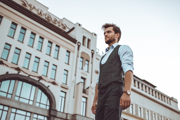 Foto gratuita el hombre del traje