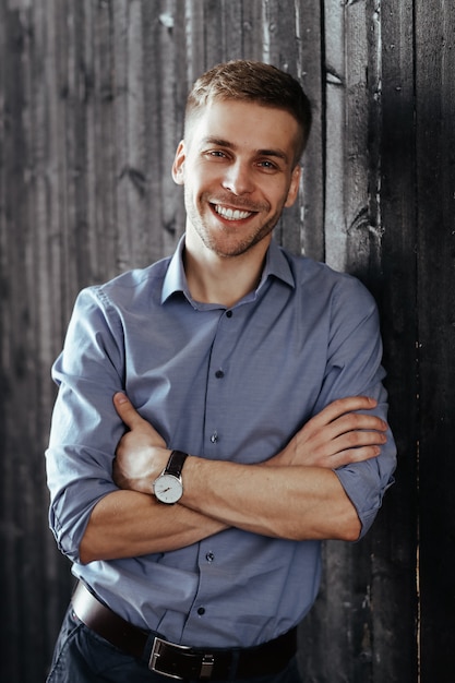 Hombre en trajes de estilo empresarial sonriendo