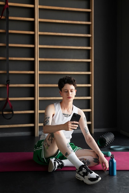 Hombre trans trabajando y haciendo ejercicio en el gimnasio