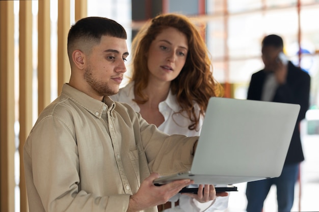 Hombre trans en el trabajo con laptop