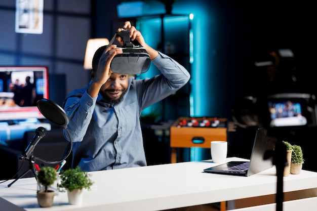 Foto gratuita hombre tratando de revisar el dispositivo de realidad virtual