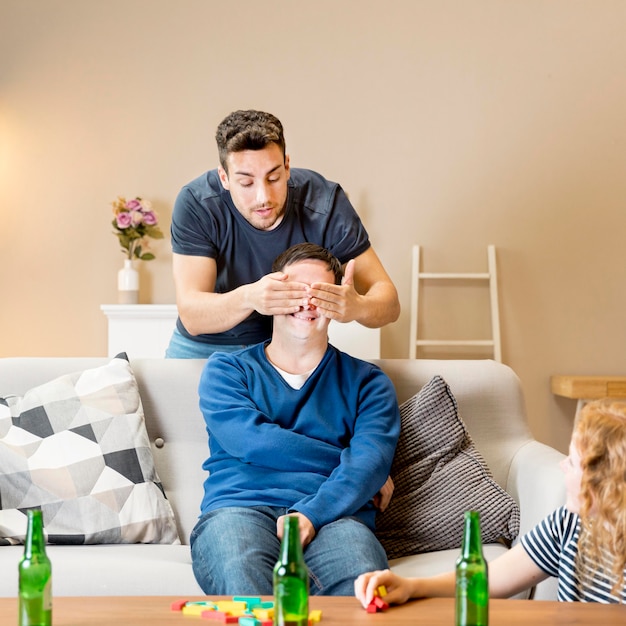 Foto gratuita hombre tratando de sorprender a un amigo