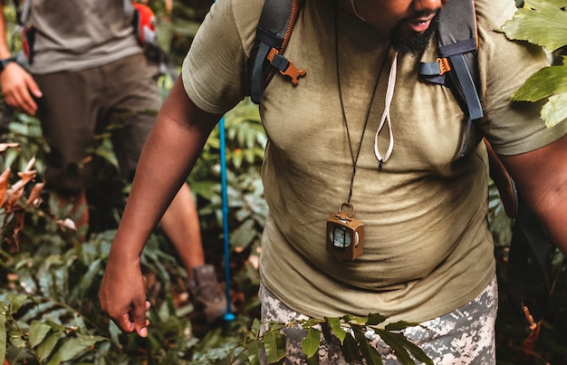 Foto gratuita hombre trekking en el bosque con amigos